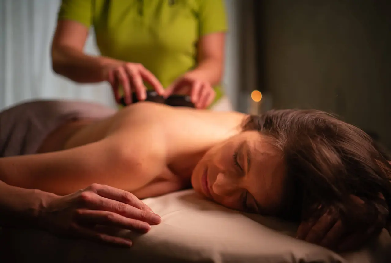 Entspannende Hot Stone Massage im Spa-Bereich des DIEDRICH Wellnesshotel & SPA.