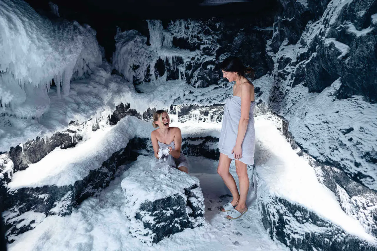 Zwei lachende Frauen in der einzigartigen Schneekammer des DIEDRICH Wellnesshotel & SPA für erfrischende Abkühlung.