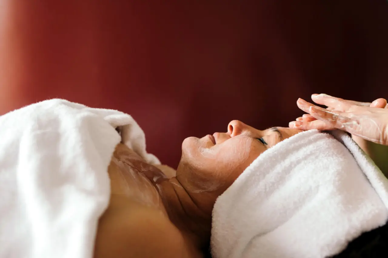 Entspannende Gesichtsbehandlung im Spa des DIEDRICH Wellnesshotel & SPA. Wohltuende Pflege für die Haut.