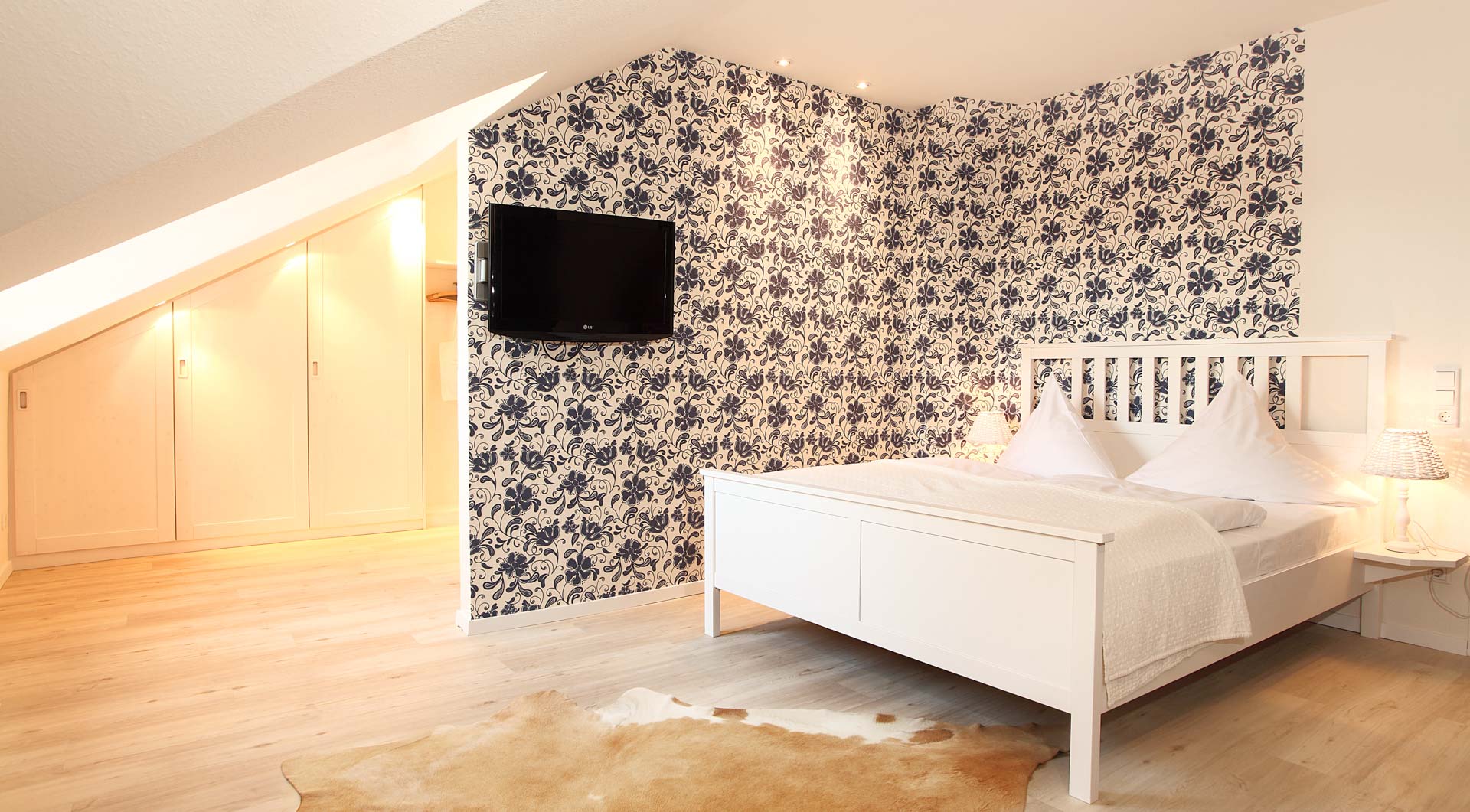 Hotel Wulff in Bad Sassendorf – Modernes Doppelzimmer mit floraler Tapete und TV | Wellnesshotel Sauerland