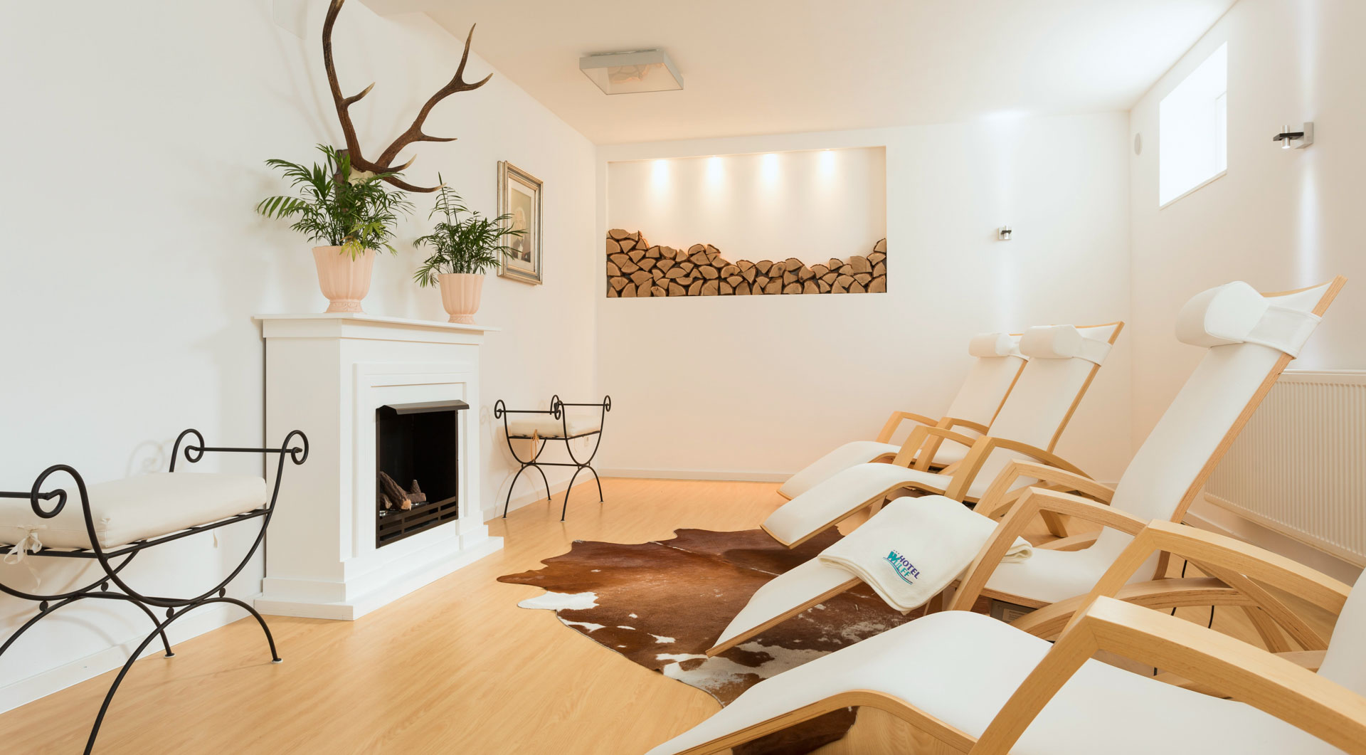 Hotel Wulff in Bad Sassendorf – Gemütlicher Ruheraum mit Liegen und Kamin | Wellnesshotel Sauerland