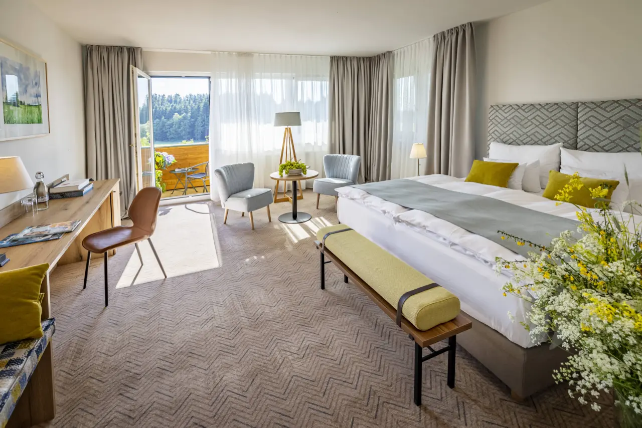 Helles, modernes Doppelzimmer mit Balkon und Waldblick im Golfresort Haugschlag.