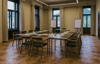 Heller Konferenzraum mit Holztischen und Flipcharts im Villa Seilern Vital Resort, ideal für Tagungen.
