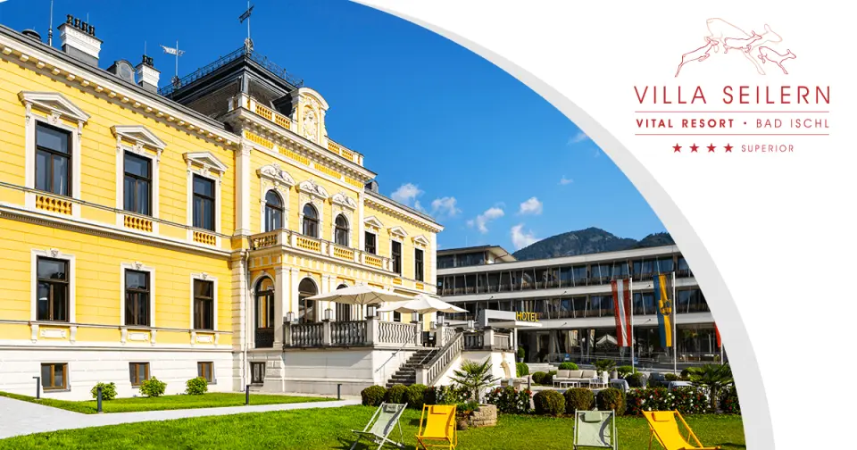 Historische Villa Seilern Vital Resort und moderner Anbau mit Garten und Liegestühlen vor Bergkulisse in Bad Ischl.