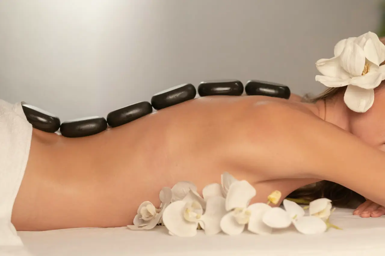 Entspannende Hot Stone Massage mit Orchideen im luxuriösen Spa des Villa Seilern Vital Resort.