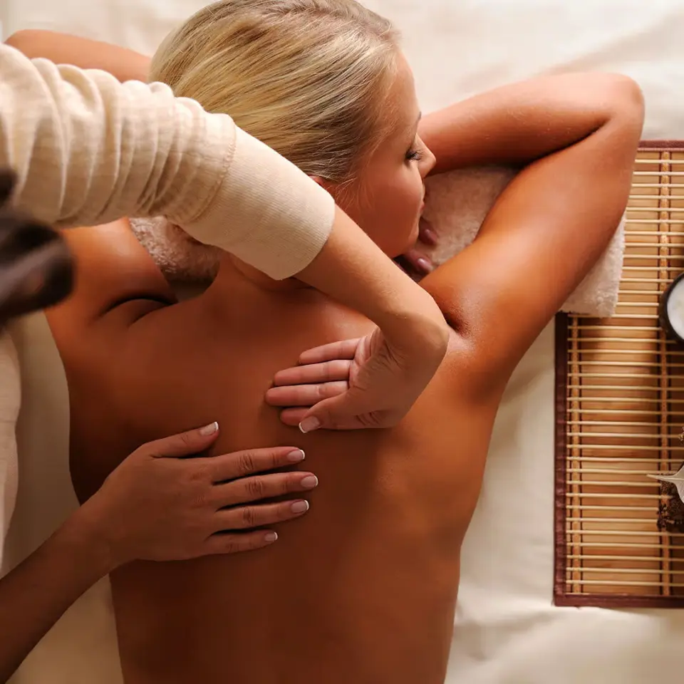 Professionelle Rückenmassage im luxuriösen Spa-Bereich des Villa Seilern Vital Resort für tiefe Entspannung.