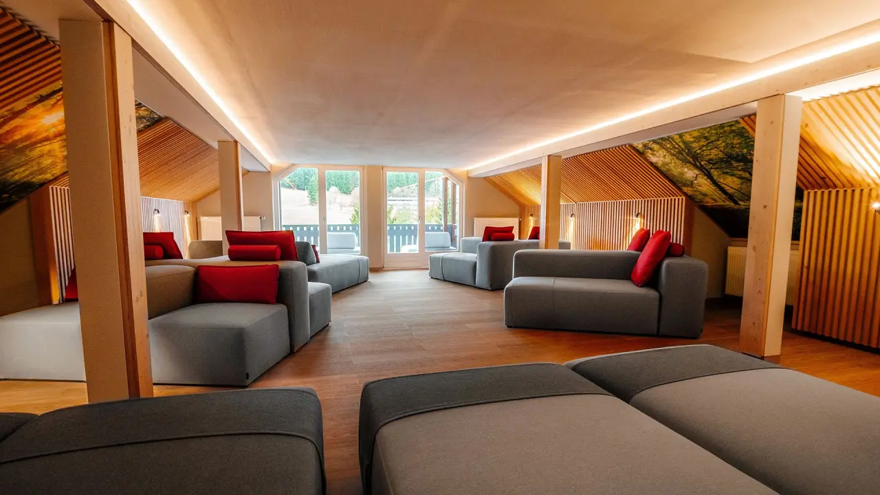 Geräumiger Ruheraum mit modernen Sitzgelegenheiten und Naturmotiven im Burghotel Am Hohen Bogen.