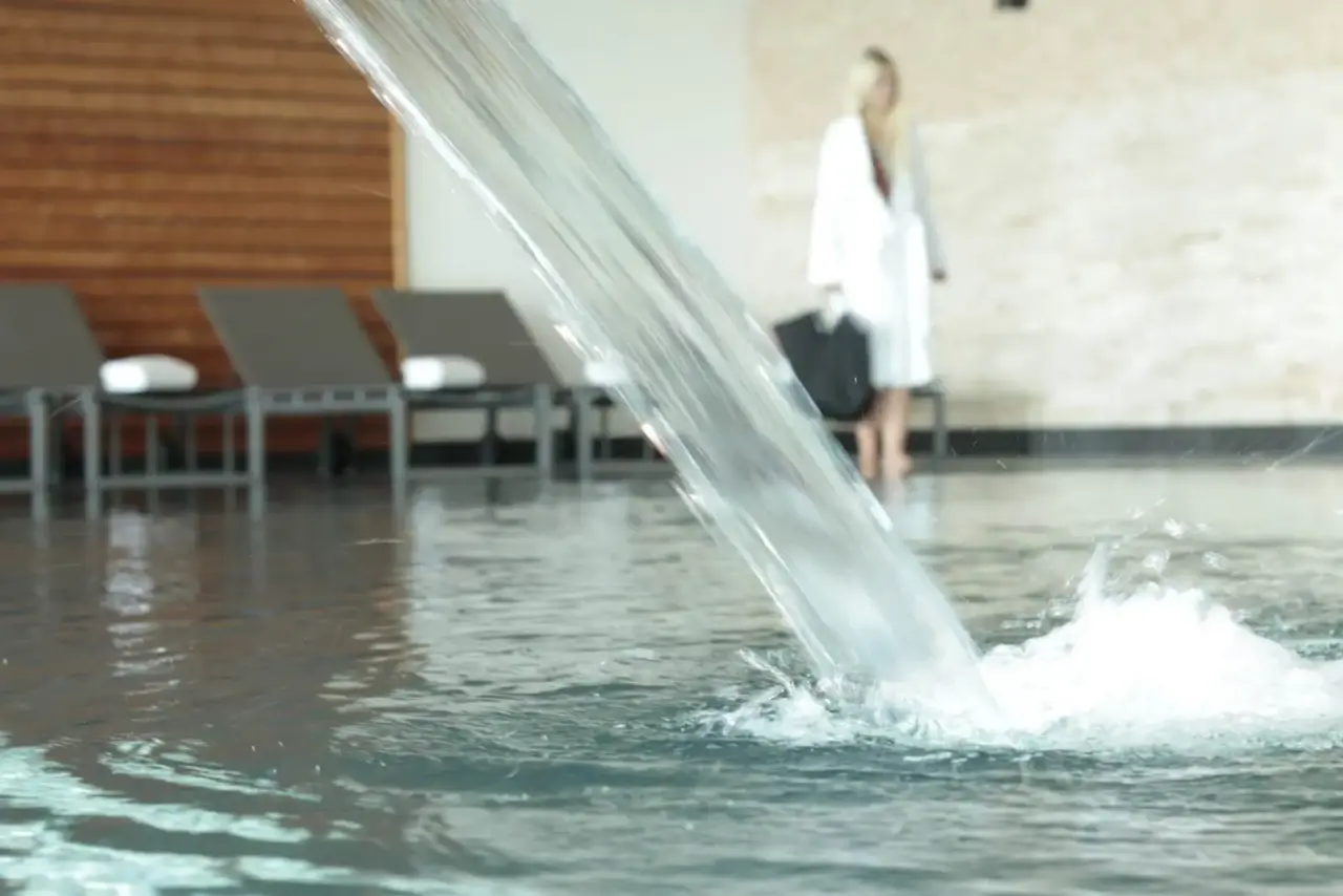 Innenpool mit Schwallbrause und Liegen im Wellnessbereich des Bodensee-Hotel Sonnenhof.
