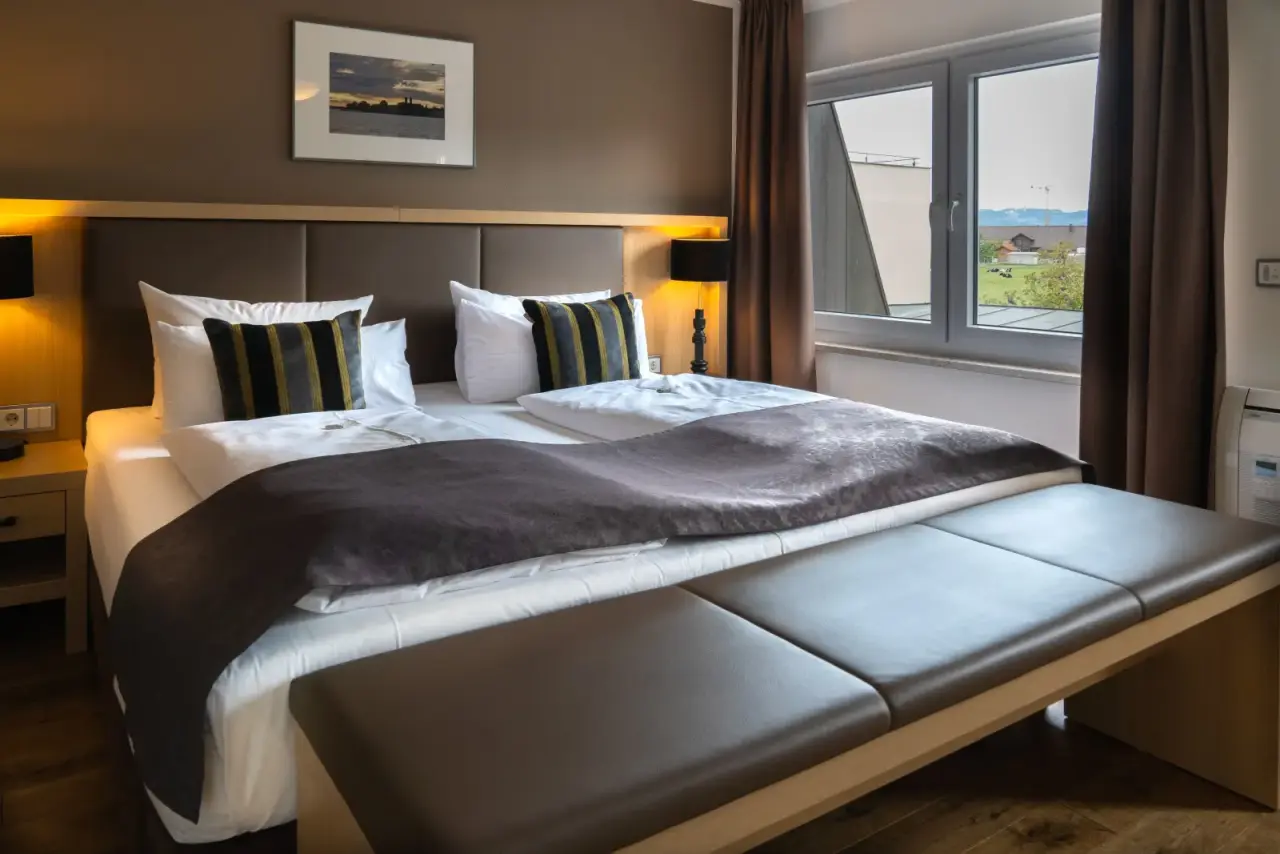 Modernes Doppelzimmer im Bodensee-Hotel Sonnenhof mit komfortablem Bett, stilvoller Einrichtung und Ausblick.