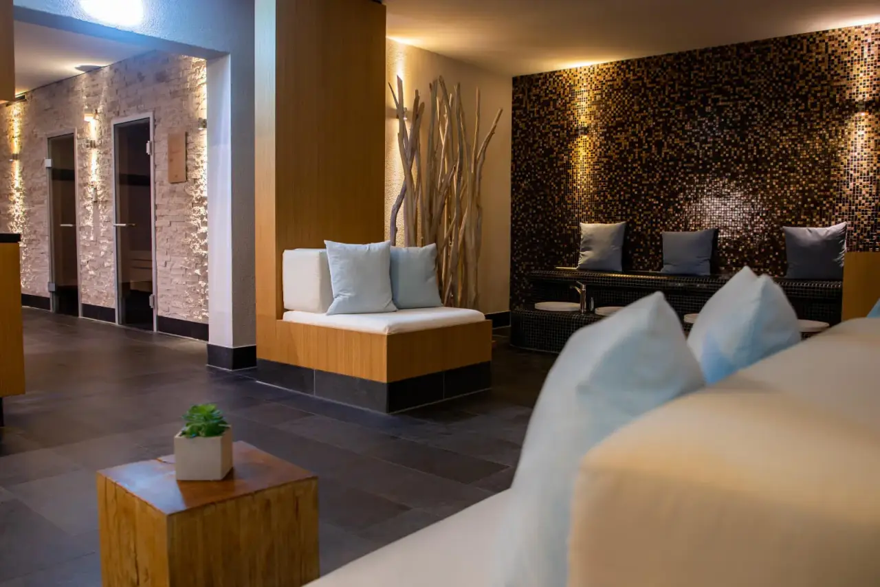 Entspannungsbereich mit Fussbädern und Saunen im modernen Spa des Bodensee-Hotel Sonnenhof.