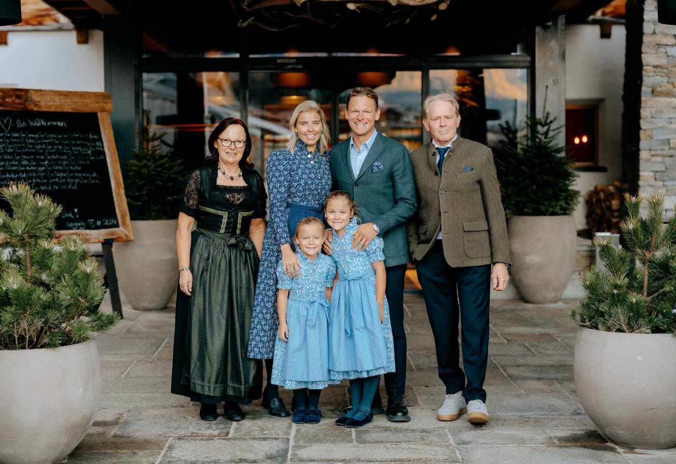 Naturhotel Forsthofgut in Leogang – Familie vor dem Hoteleingang | Wellnesshotel Salzburger Land