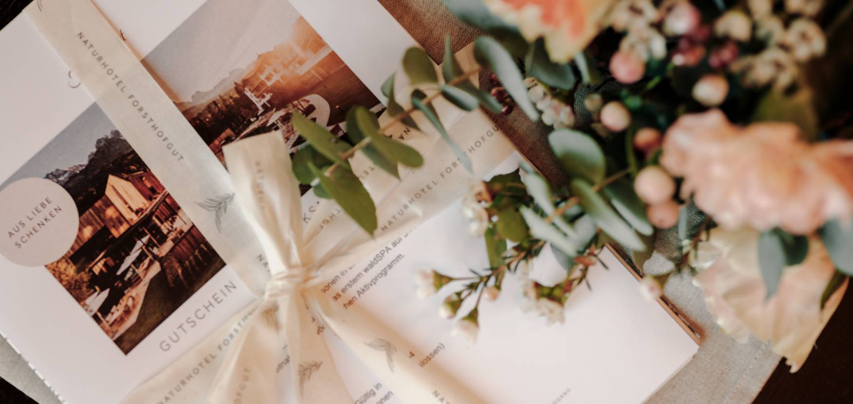 Naturhotel Forsthofgut in Leogang – Geschenk-Gutschein mit Blumen | Wellnesshotel Salzburger Land