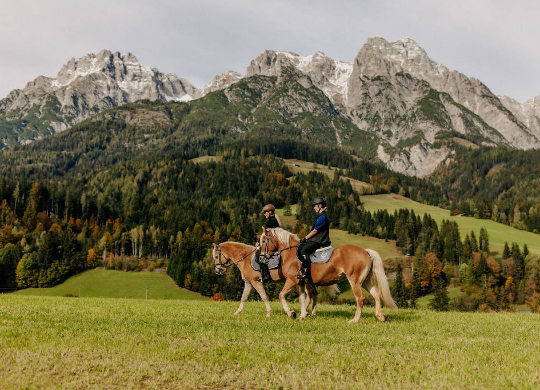 Naturhotel Forsthofgut in Leogang – Ausritt mit Pferden vor Bergpanorama | Wellnesshotel Salzburger Land