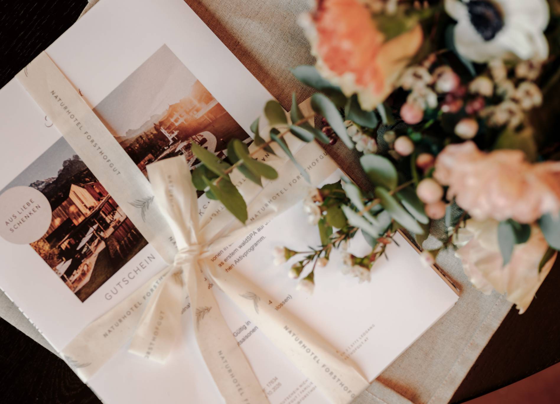 Naturhotel Forsthofgut in Leogang – Geschenk-Gutschein mit Blumenarrangement | Wellnesshotel Salzburger Land