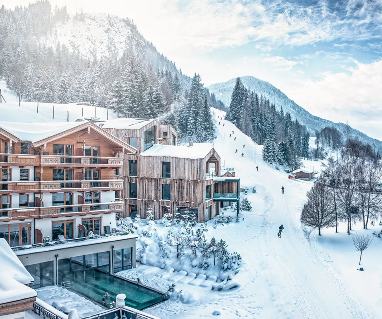 Naturhotel Forsthofgut im Winter: Luxuriöses Hotel mit beheiztem Außenpool und direktem Zugang zur Skipiste in den Alpen.
