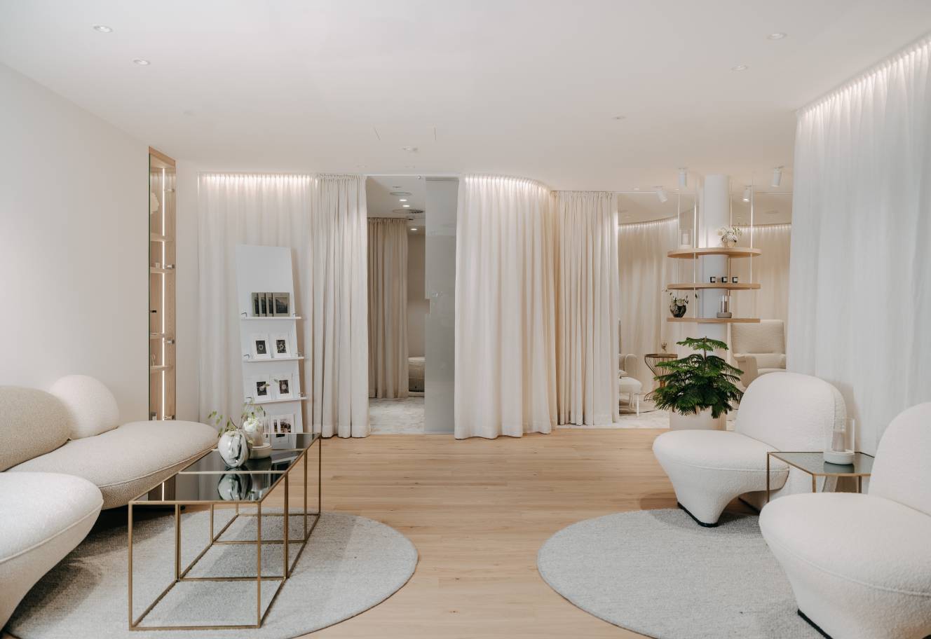 Naturhotel Forsthofgut in Leogang – Helle und moderne Lounge im Spa-Bereich oder Lobby | Wellnesshotel Salzburger Land