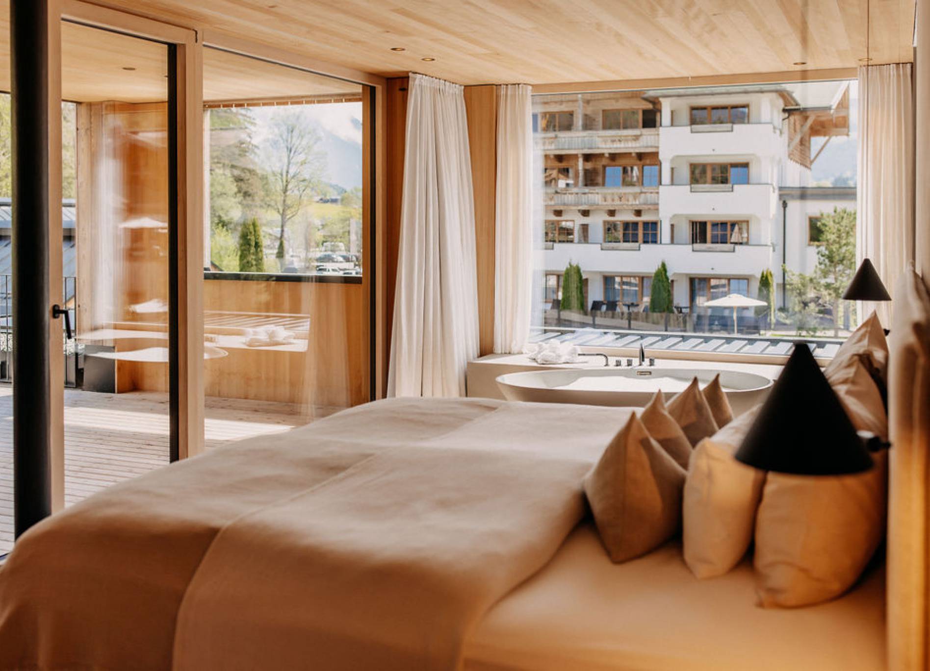 Naturhotel Forsthofgut in Leogang – Modernes Hotelzimmer mit Badewanne und Bergblick | Wellnesshotel Salzburger Land