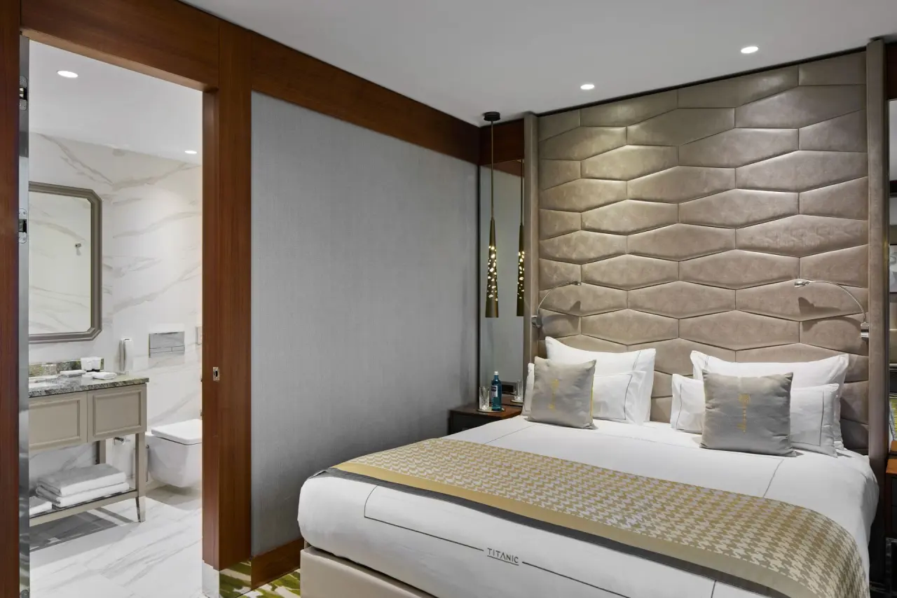 Modernes Doppelzimmer mit elegantem Design und Blick ins Bad im Titanic Chaussee Berlin.