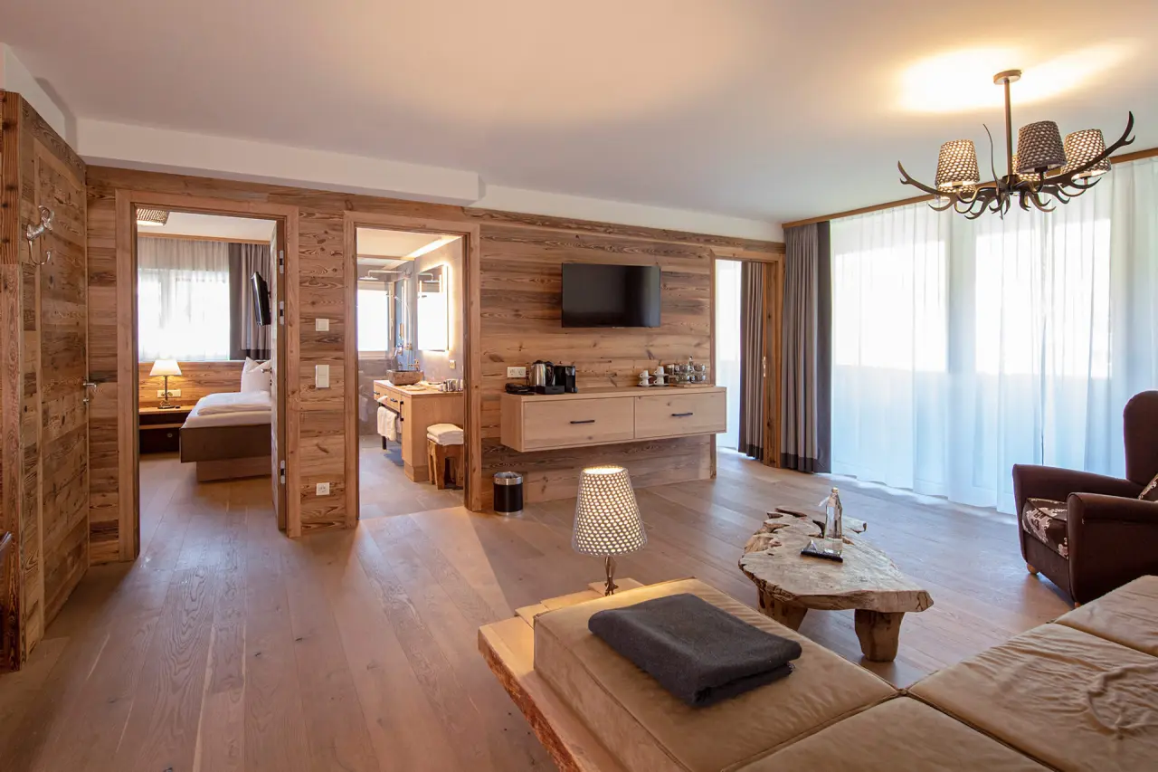 Geräumige alpine Suite im Hotel Edelweiss mit stilvollem Wohnbereich, Schlafzimmer und modernem Badezimmer.
