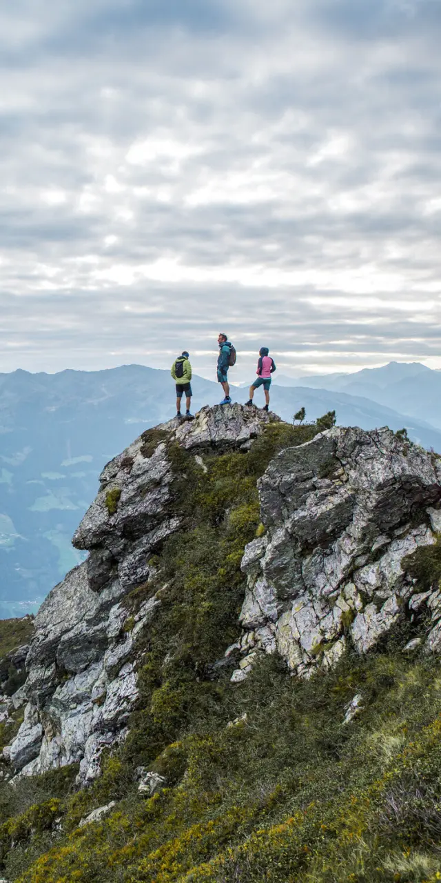 Hotel Kohlerhof in Fügen – Wanderer auf einem Berggipfel mit Panoramablick | Wellnesshotel Zillertal