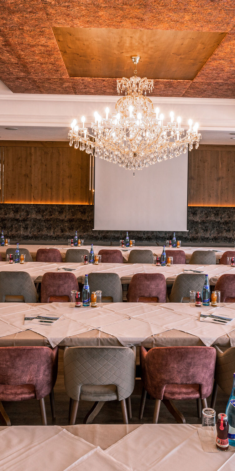 Hotel Kohlerhof in Fügen – Konferenzraum mit Bestuhlung und Beamerleinwand | Wellnesshotel Zillertal