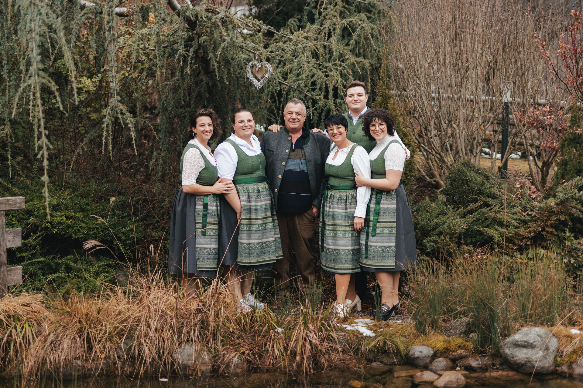 Hotel Kohlerhof in Fügen – Familie in Tracht im Hotelgarten | Wellnesshotel Zillertal