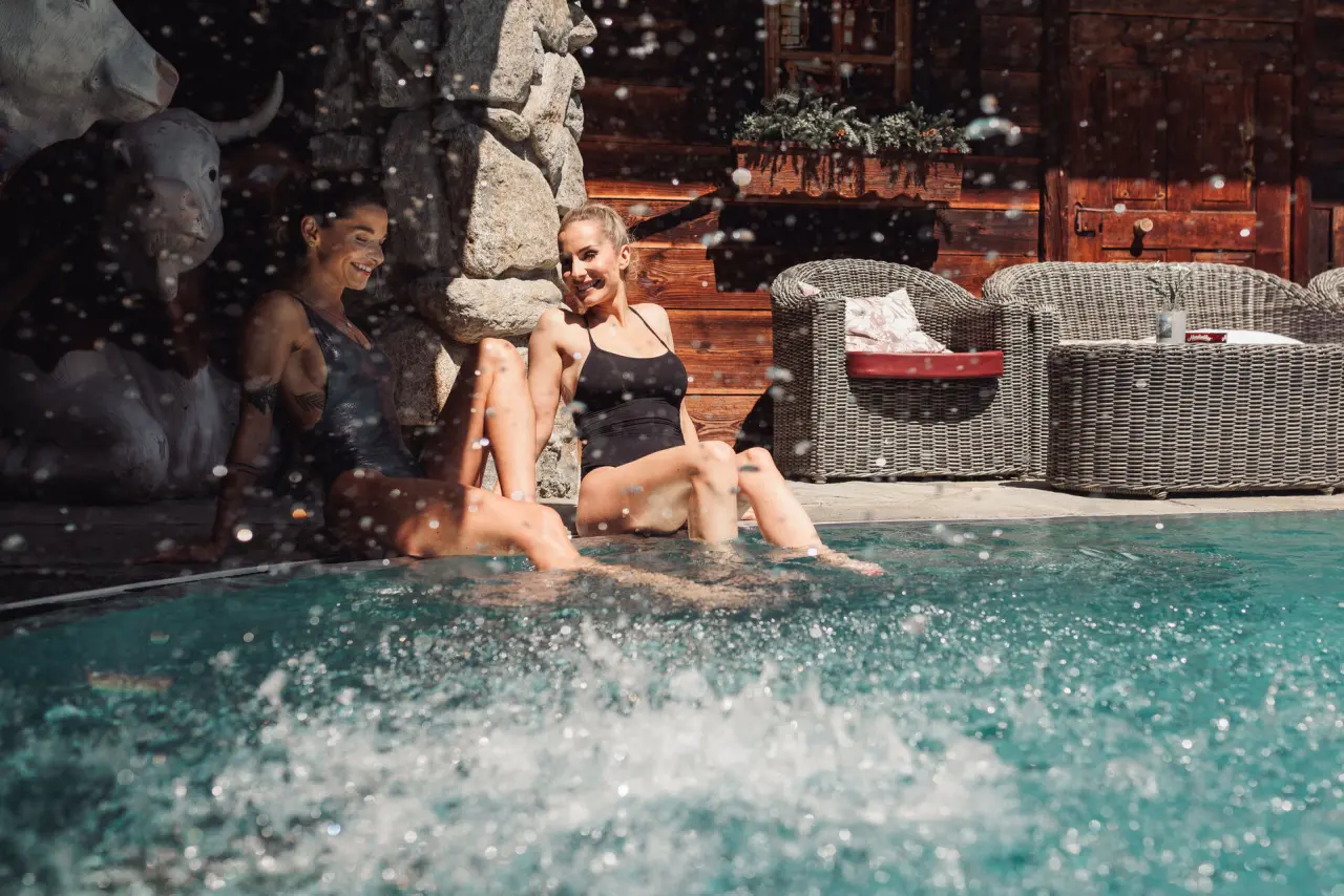 Hotel Kohlerhof in Fügen – Entspannung am Pool mit Wasserspritzern | Wellnesshotel Zillertal