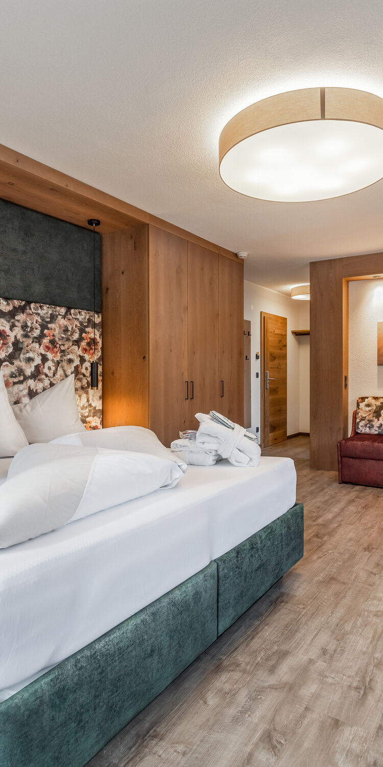 Hotel Kohlerhof in Fügen – Modernes Doppelzimmer mit Holzelementen | Wellnesshotel Zillertal