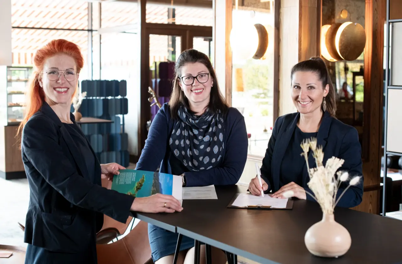 Freundliches Empfangsteam des Parkhotel Pörtschach begrüßt Gäste in der modernen Lobby.
