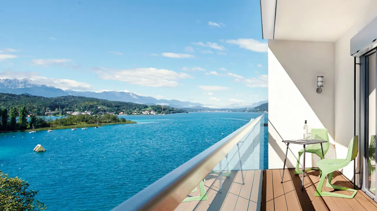 Balkon mit Seeblick auf den Wörthersee und Alpenpanorama im Parkhotel Pörtschach.
