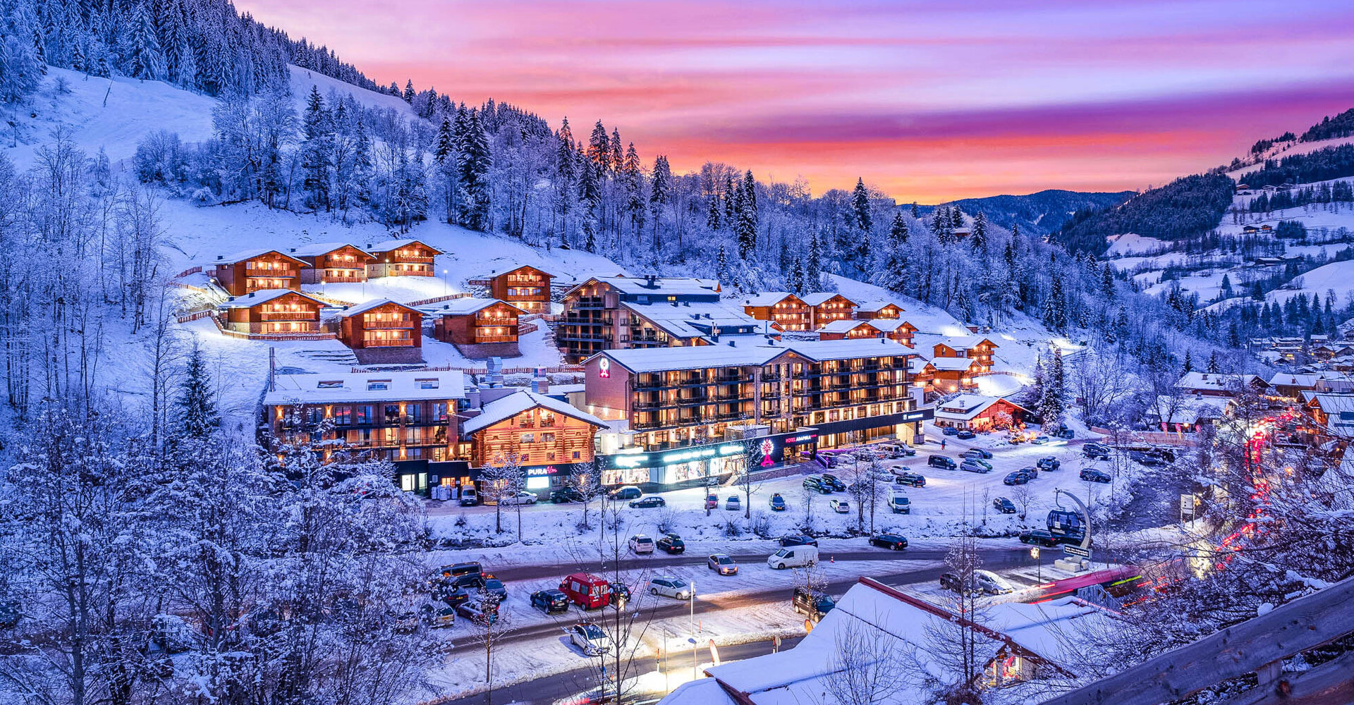 Hotel Adapura Wagrain in Wagrain – Winterliche Hotelanlage bei Sonnenuntergang | Wellnesshotel Salzburger Land