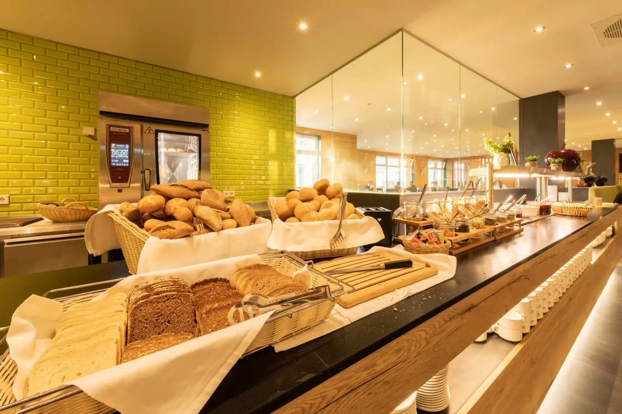 Reichhaltiges Frühstücksbuffet mit frischen Brötchen und Brot im Restaurant des Fair Hotel.