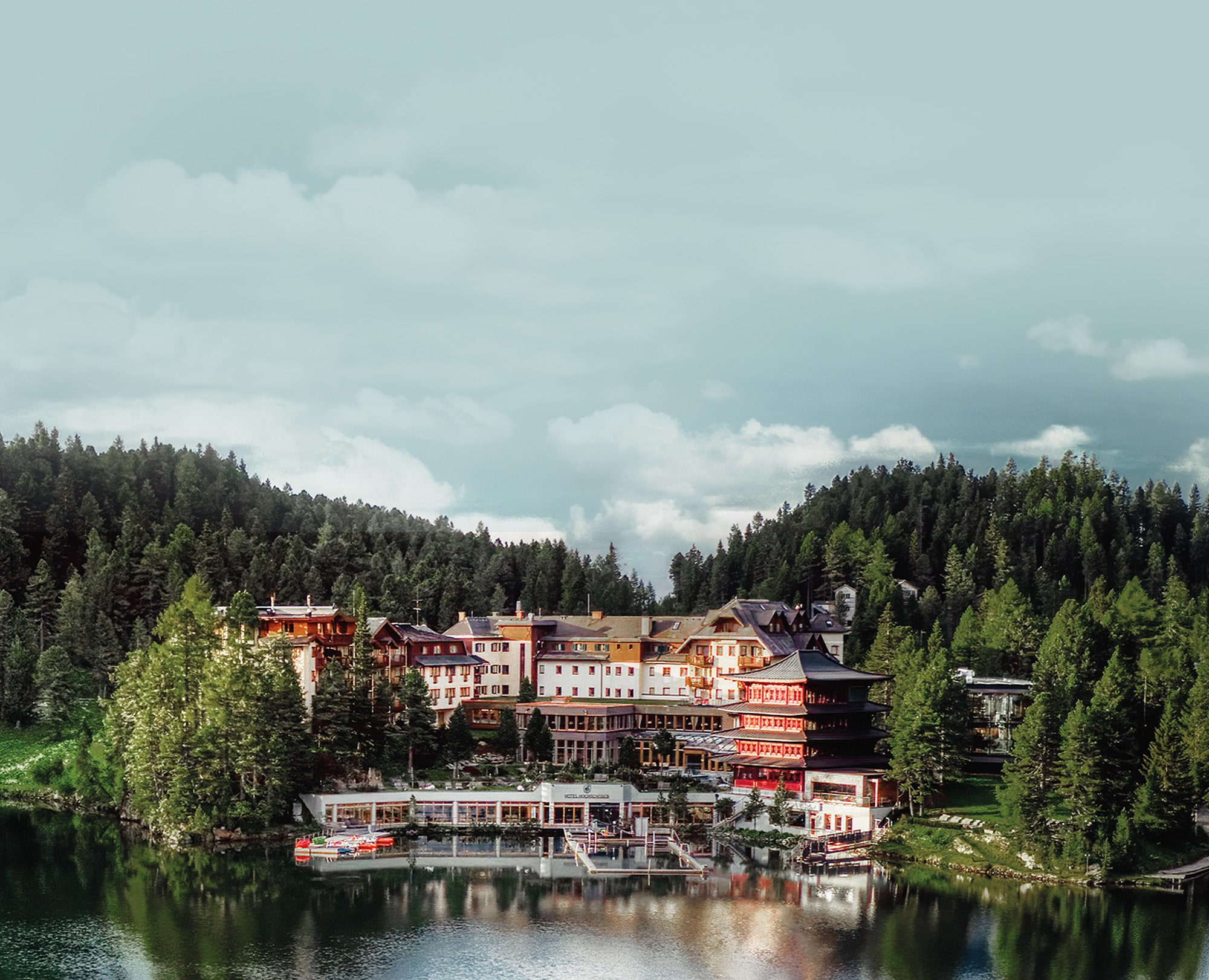 Hotel Hochschober in Turracher Höhe – Luftaufnahme des Hotels am Seeufer | Wellnesshotel Kärnten