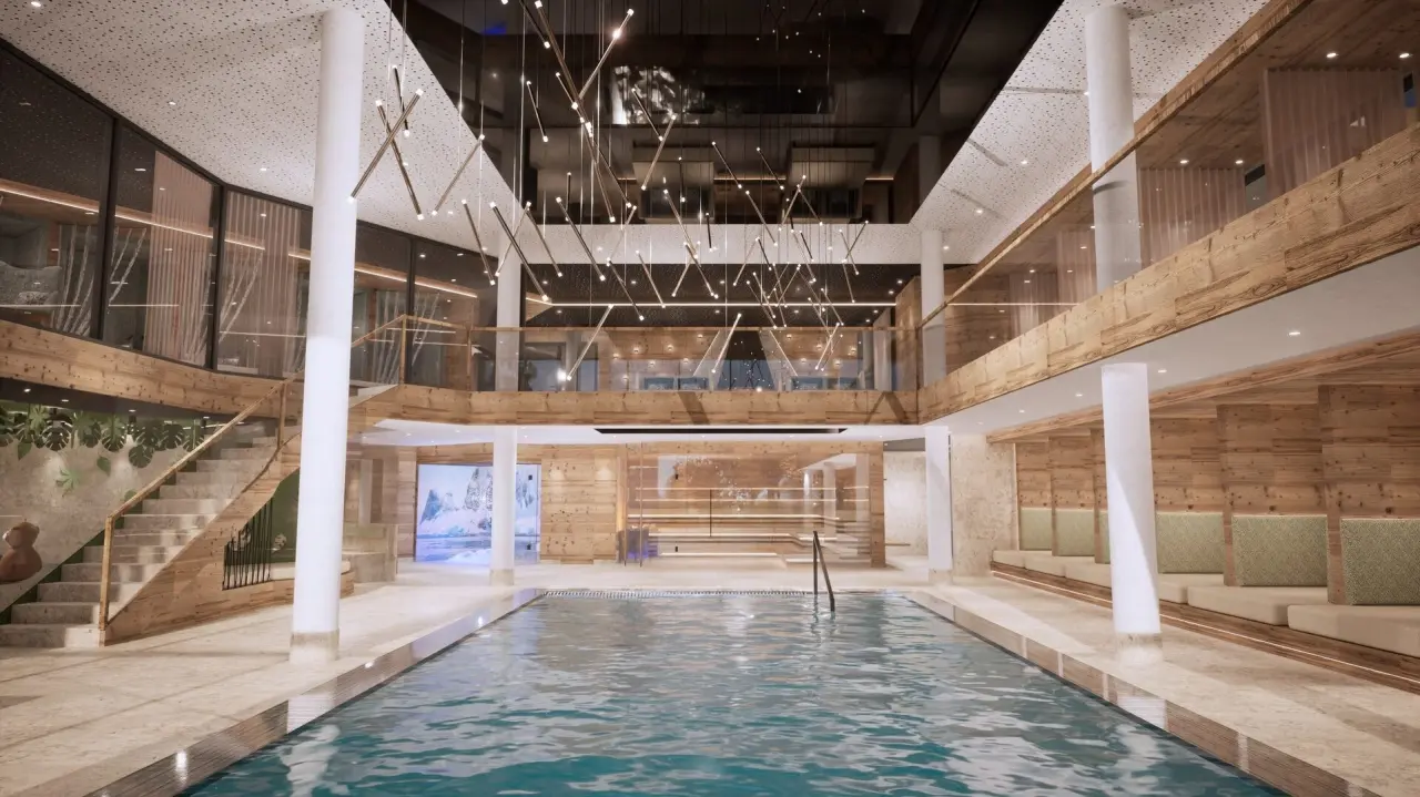 Grosszügiger Innenpool mit moderner Holzarchitektur und stilvoller Beleuchtung im Wellness & Naturhotel Tonihof.