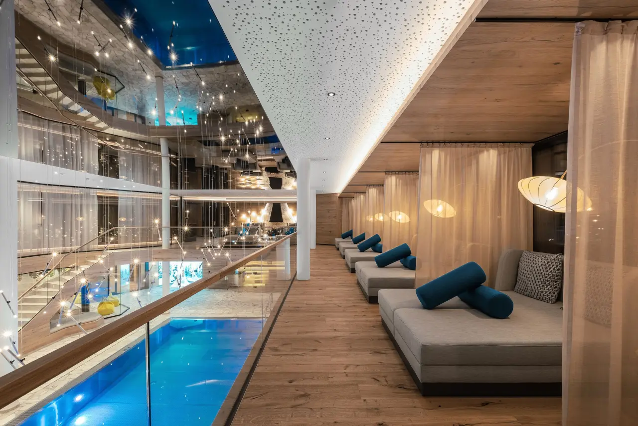 Moderner Spa-Bereich mit Pool und eleganten Ruheliegen im Wellness & Naturhotel Tonihof.