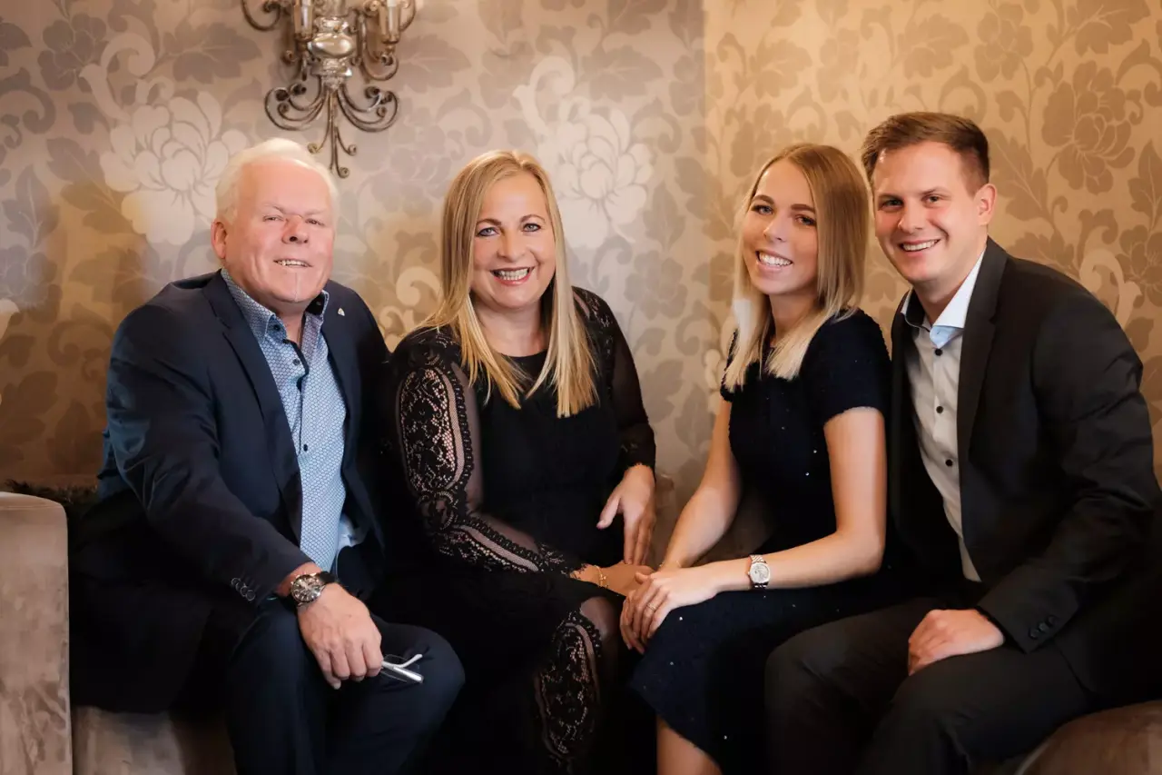Familienportrait der Gastgeber des Seehotel Europa in der eleganten Hotel-Lobby.