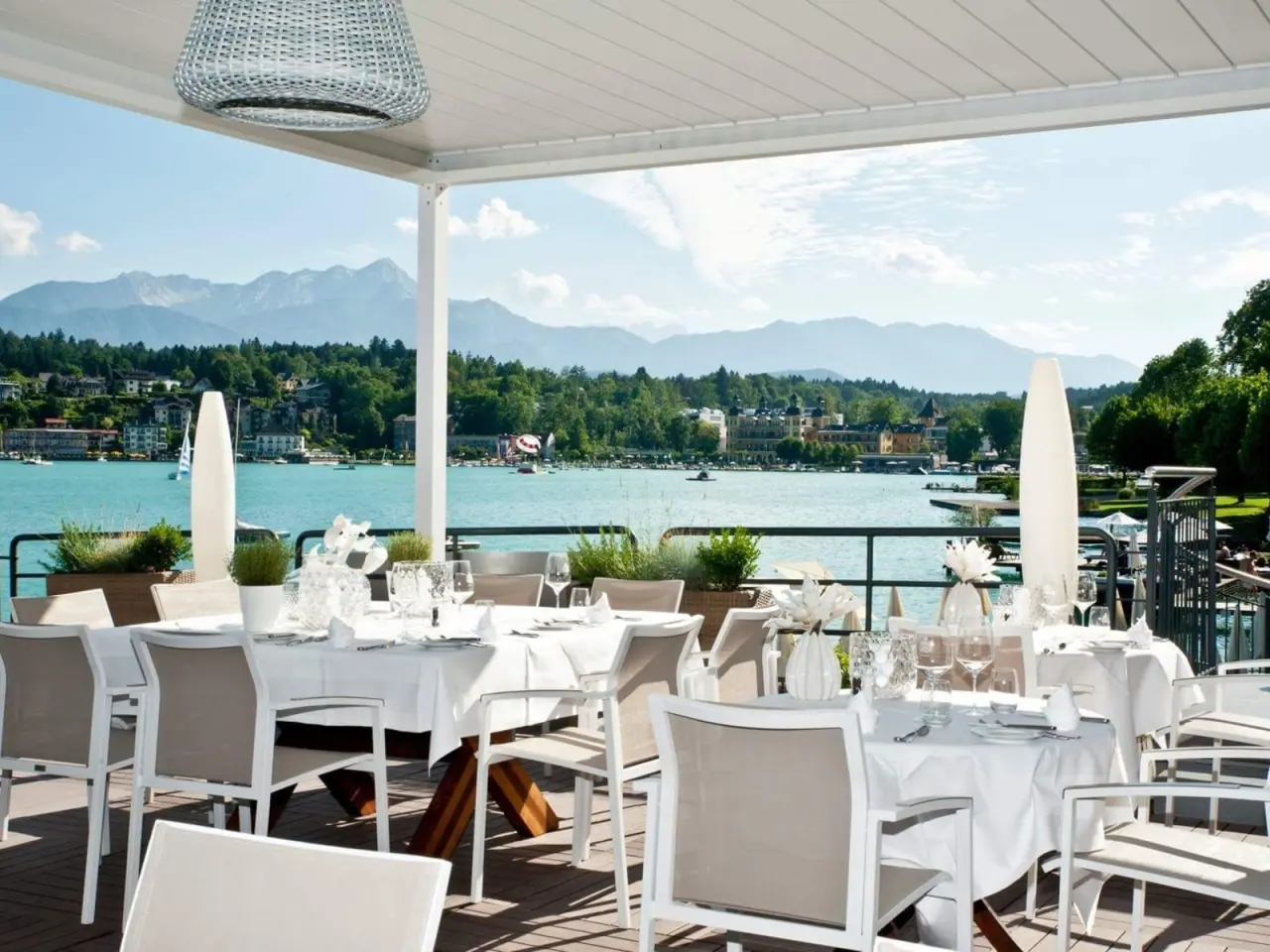 Restaurantterrasse des Seehotel Europa mit idyllischem Blick auf den Wörthersee und die umliegenden Alpen.