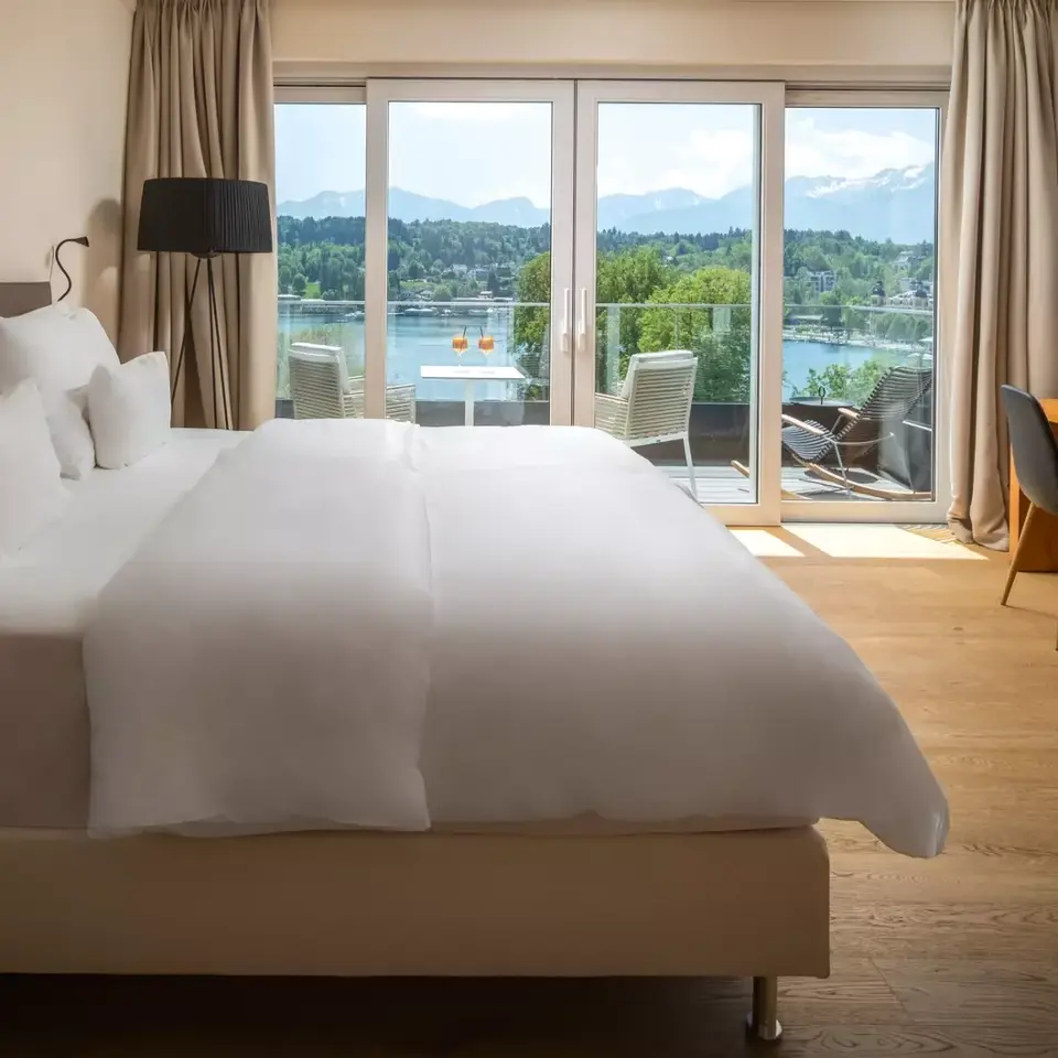 Geräumiges Hotelzimmer im Seehotel Europa mit Balkon und Panoramablick auf den See und die Berge
