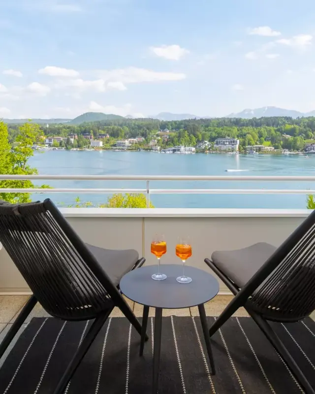 Balkon mit Seeblick und Aperol Spritz im Seehotel Europa. Panoramablick auf den Wörthersee.