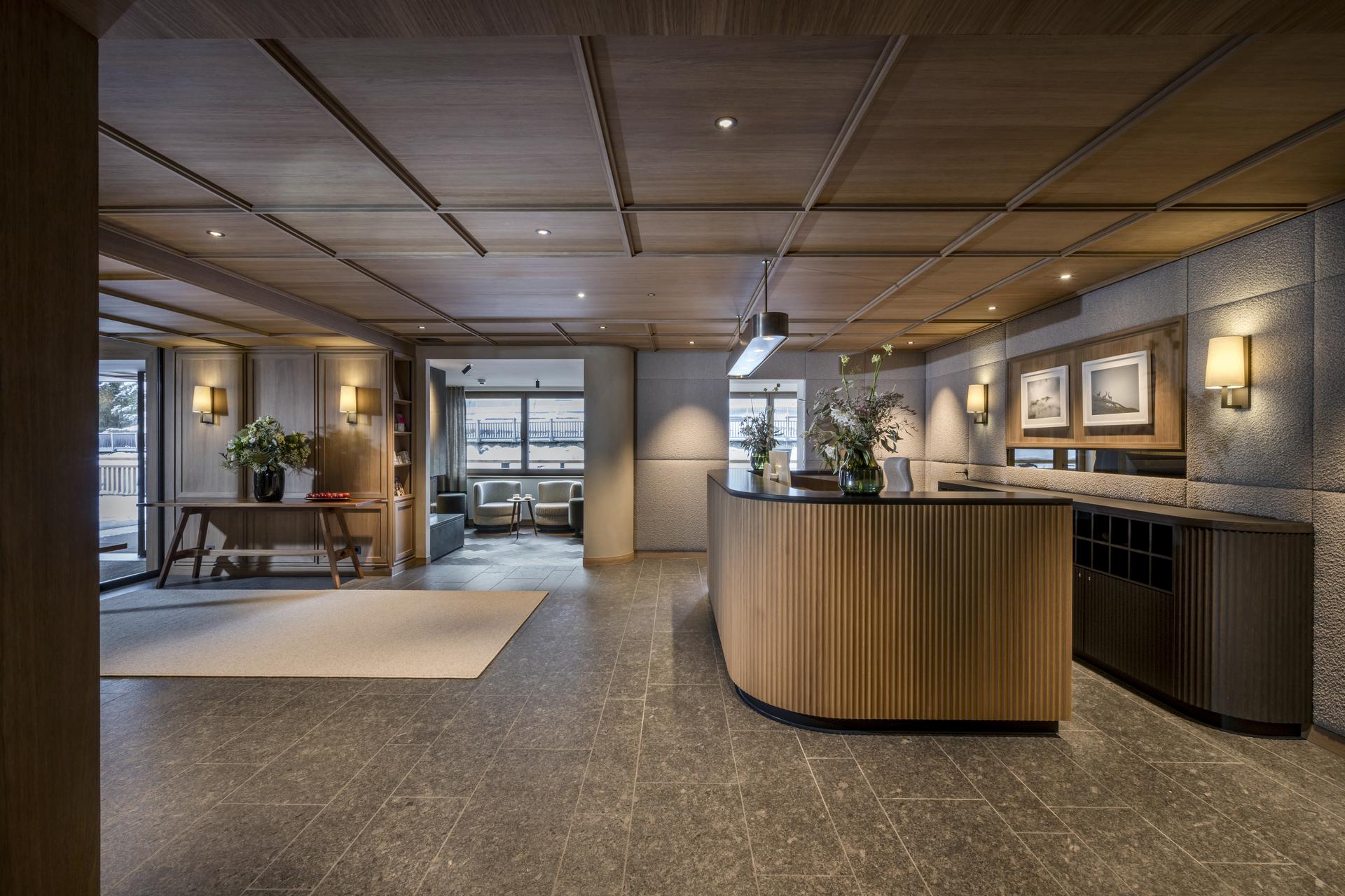 Hotel Auenhof in Lech am Arlberg – Elegante Rezeption und Lobbybereich im modernen Design | Wellnesshotel Arlberg
