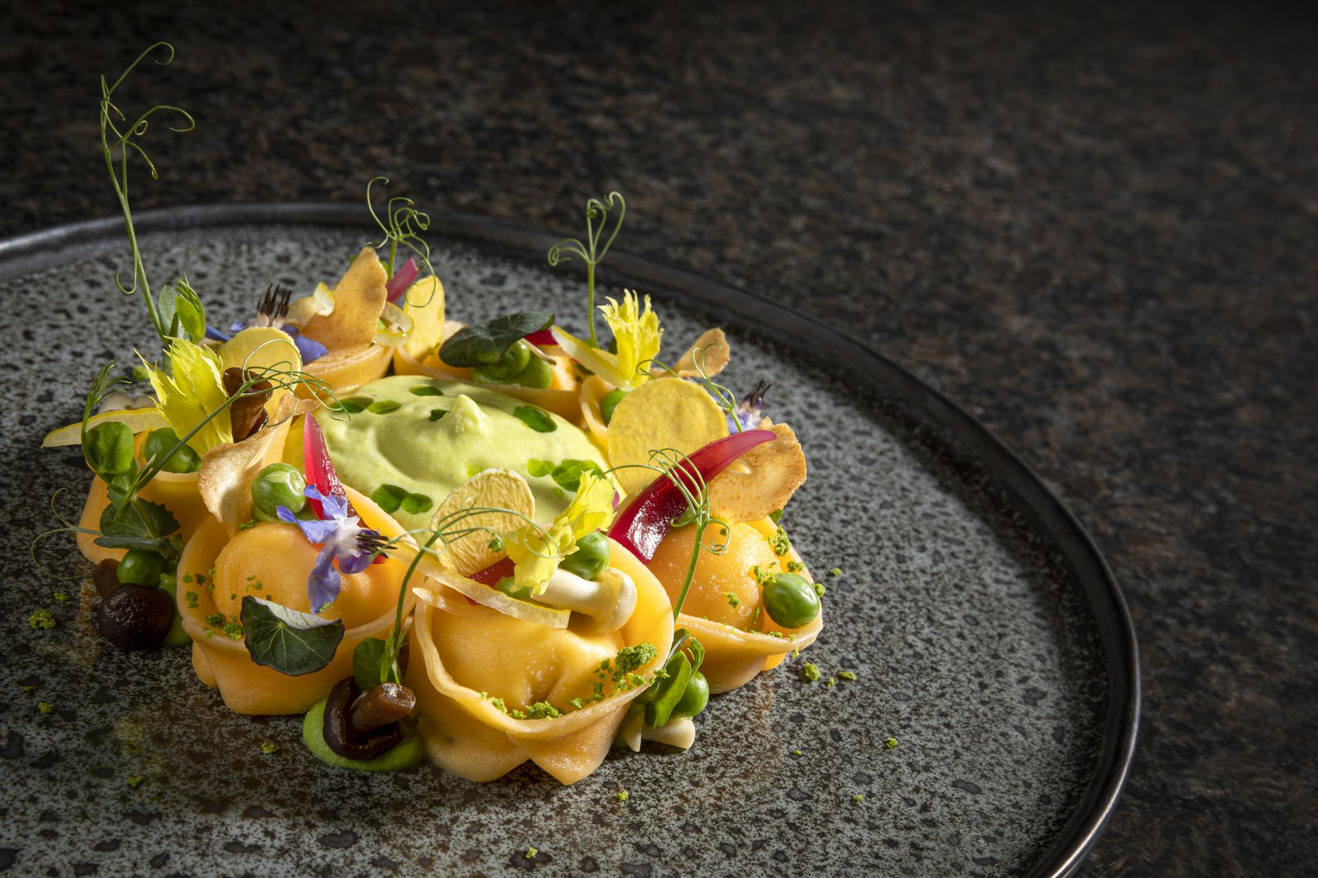Hotel Auenhof in Lech am Arlberg – Exquisit angerichtetes Gourmetgericht mit frischen Zutaten | Wellnesshotel Arlberg