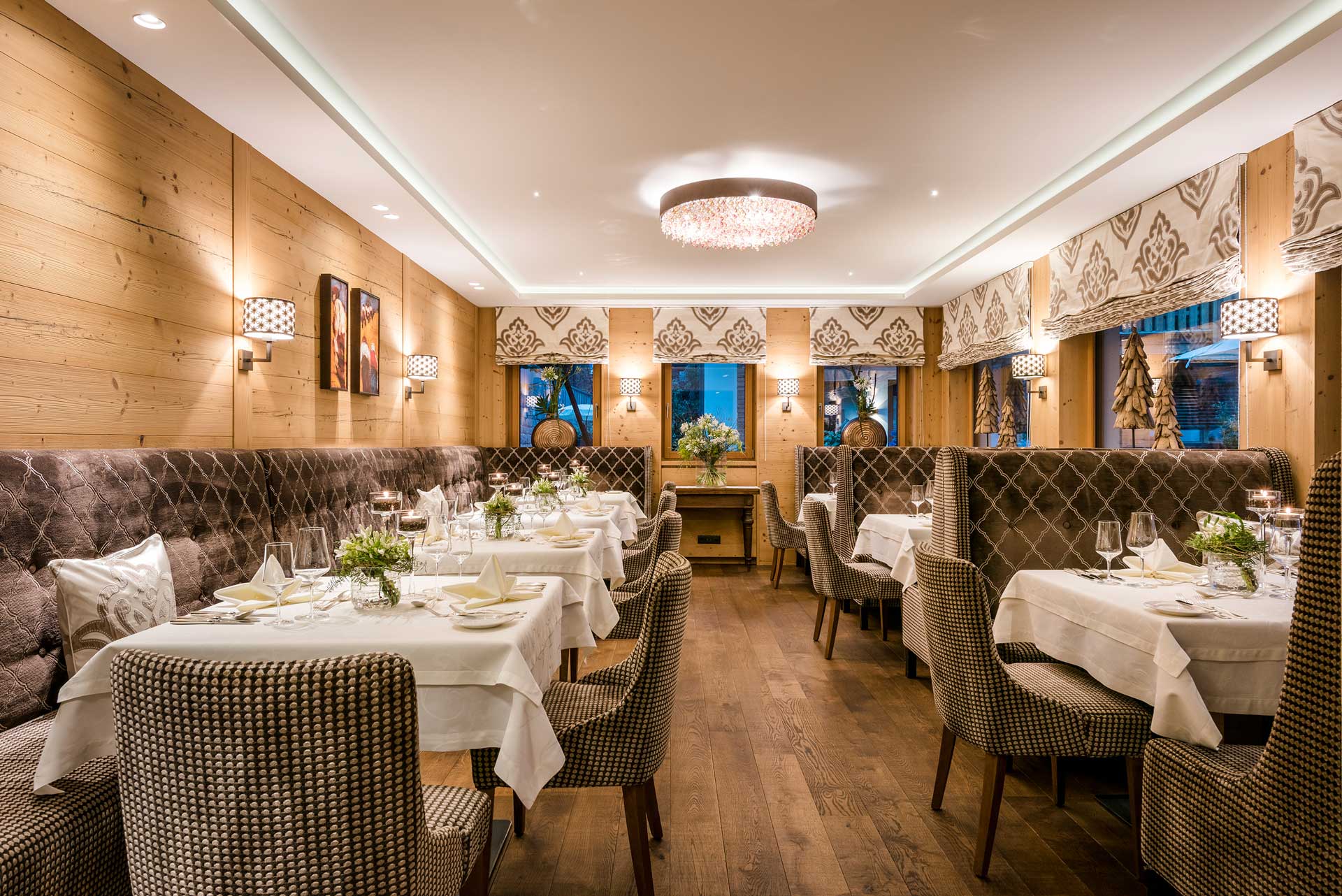 Hotel Auenhof in Lech am Arlberg – Elegantes Restaurant mit stilvoller Einrichtung und Holzakzenten | Wellnesshotel Arlberg