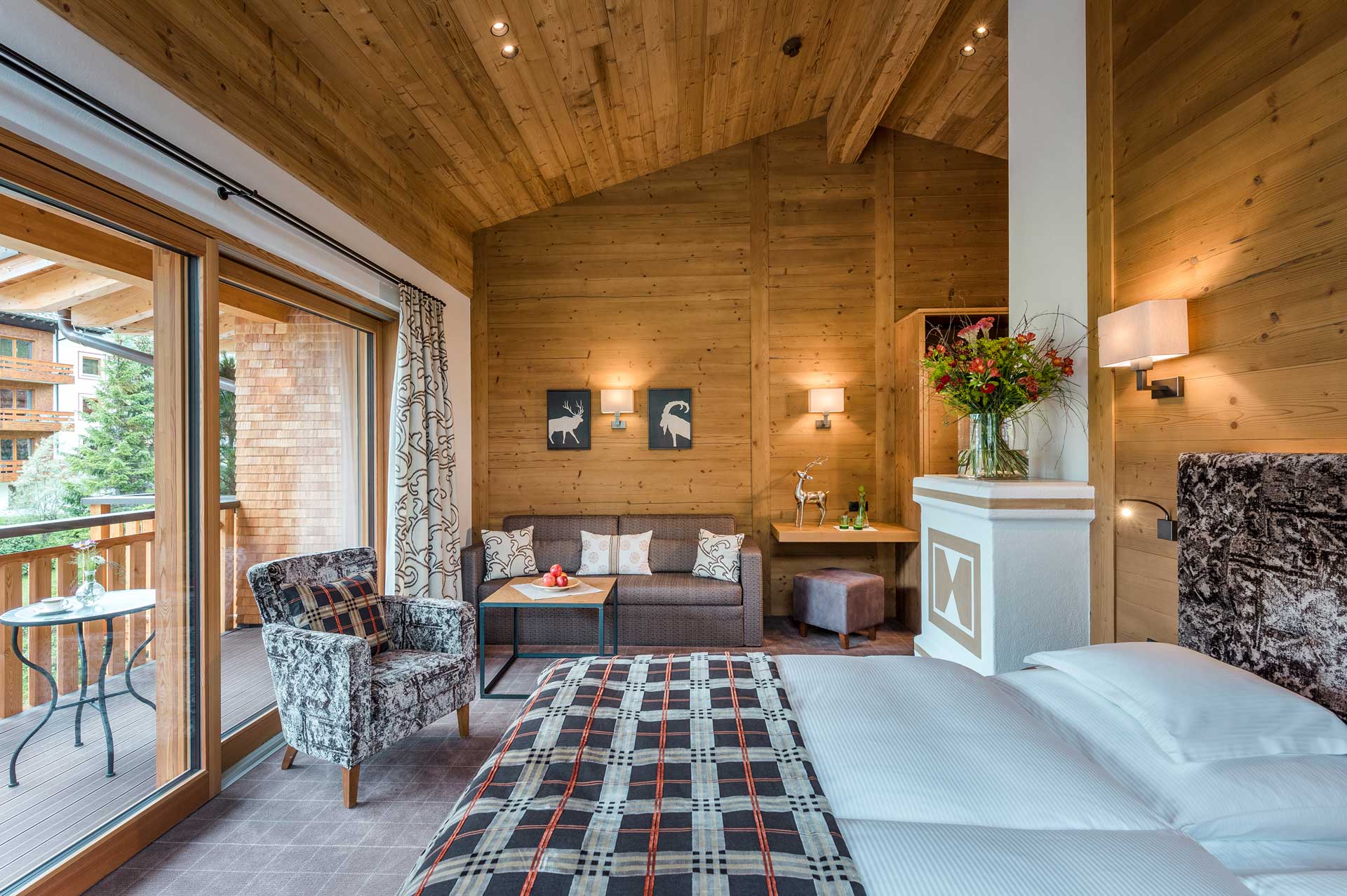 Hotel Auenhof in Lech am Arlberg – Geräumiges Doppelzimmer mit Balkon und Holzelementen | Wellnesshotel Arlberg