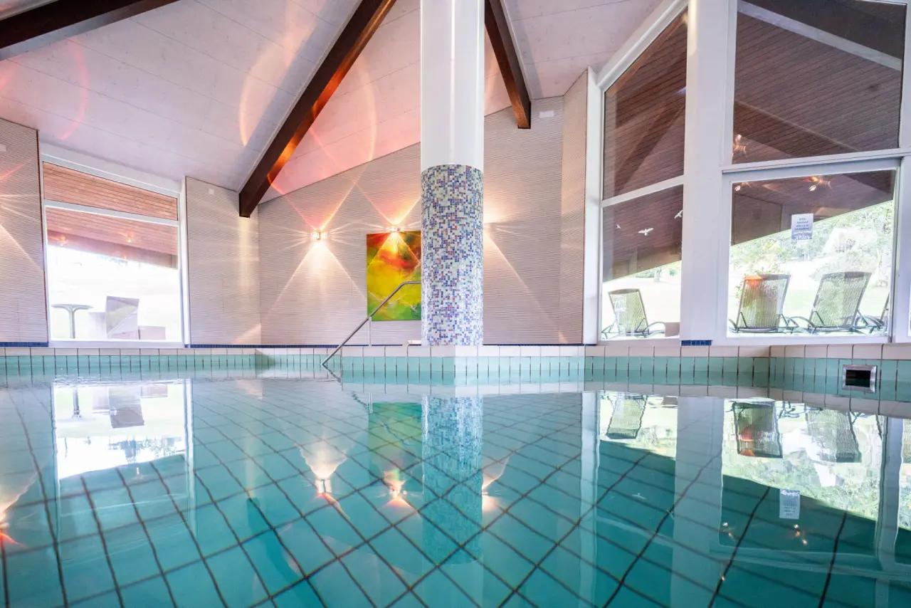 Heller Innenpool mit großen Fenstern und Blick ins Grüne im Hotel Ochsen Schönwald, ideal zur Entspannung.