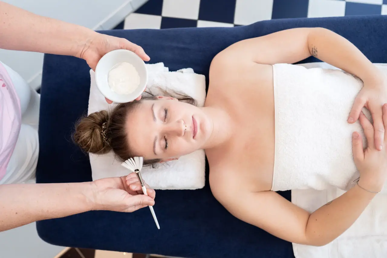 Professionelle Gesichtsbehandlung im Spa-Bereich des Hotel Ochsen Schönwald für tiefe Entspannung und Pflege.