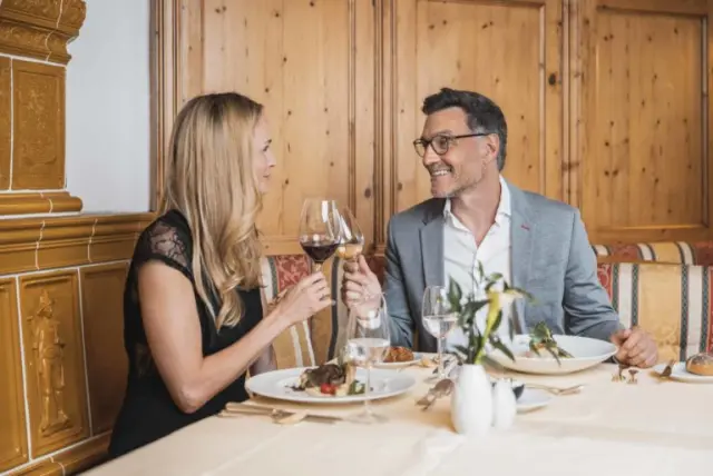 Glückliches Paar beim Abendessen im traditionellen Restaurant des Wellnesshotel Schönruh - Adults Only.