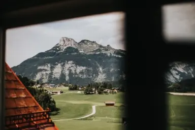 Blick aus dem Fenster auf die umliegende Berglandschaft und das Tal im Hotel DIE WASNERIN.