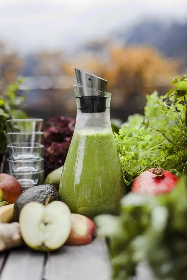 Frischer grüner Smoothie mit Äpfeln, Avocado und Granatapfel im Hotel DIE WASNERIN, ideal für Wellnessgäste.
