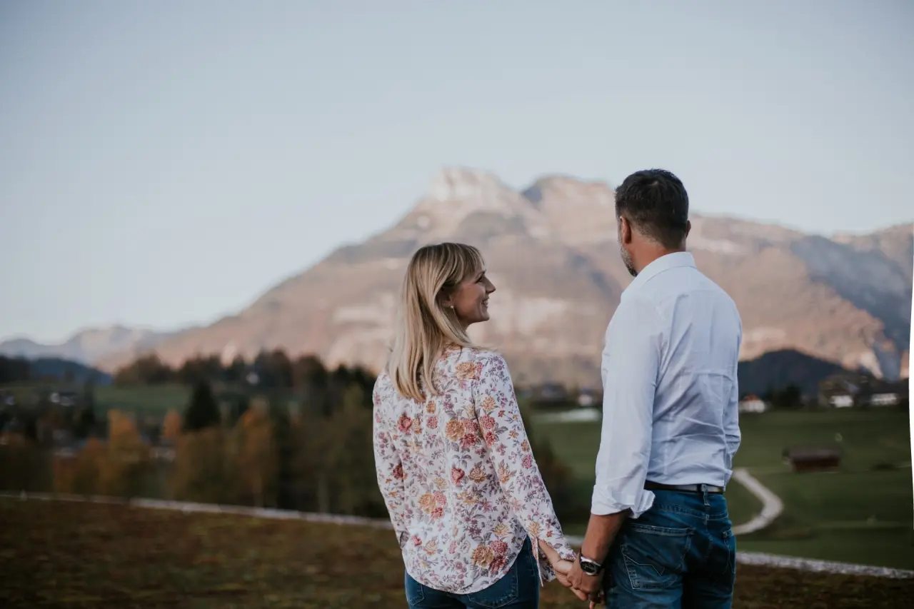 Paar genießt die herbstliche Berglandschaft mit Blick auf die Alpen im Hotel DIE WASNERIN.
