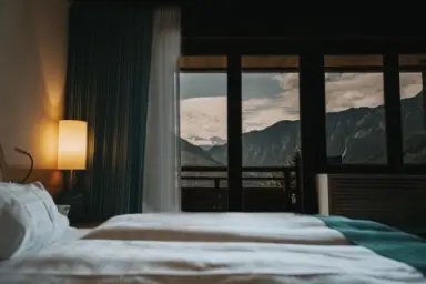 Einladendes Hotelzimmer mit Panoramablick auf die Alpen im Hotel DIE WASNERIN. Komfort und Naturerlebnis vereint.